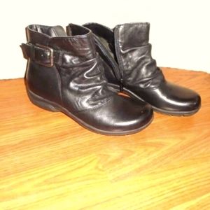 3/$20 Clarks black bootie 6.5M